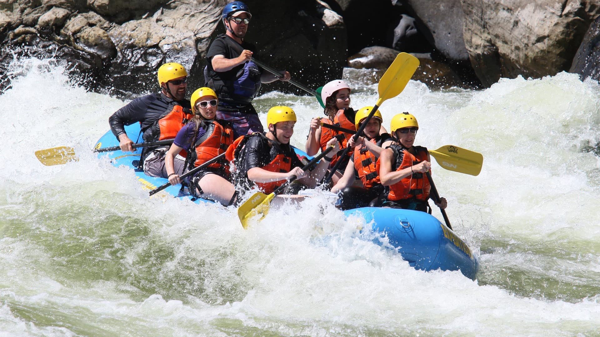 Whitewater rafting. White water rafting. Рафтинг визитка. Вайтвотер рафтинг. Лодка для рафтинга.